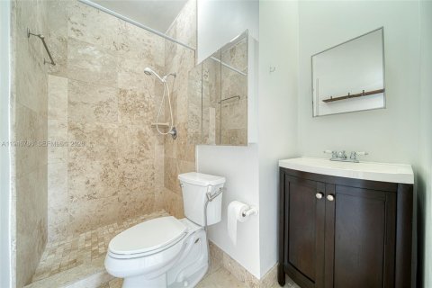 Casa en alquiler en Miami, Florida, 2 dormitorios, 103.12 m2 № 2002835 - foto 17