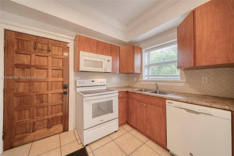 House in Miami, Florida 2 bedrooms, 103.12 sq.m. № 2002835 - photo 2