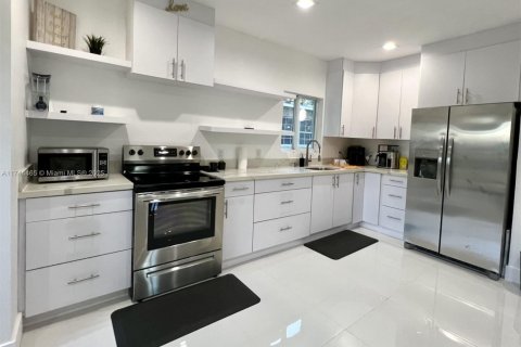 House in Miami, Florida 3 bedrooms, 193.98 sq.m. № 1874652 - photo 3