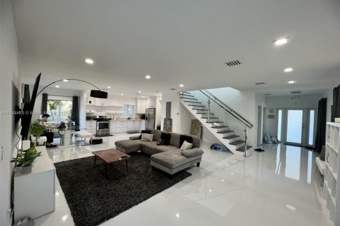 House in Miami, Florida 3 bedrooms, 193.98 sq.m. № 1874652 - photo 7