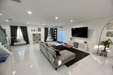 House in Miami, Florida 3 bedrooms, 193.98 sq.m. № 1874652 - photo 1