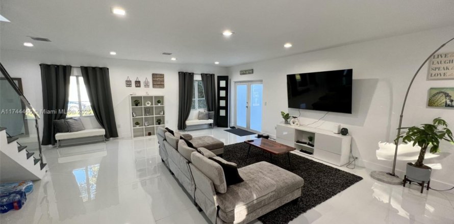 House in Miami, Florida 3 bedrooms, 193.98 sq.m. № 1874652