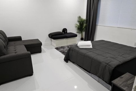 House in Miami, Florida 3 bedrooms, 193.98 sq.m. № 1874652 - photo 26