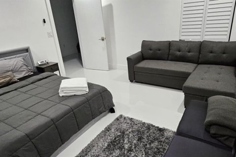 House in Miami, Florida 3 bedrooms, 193.98 sq.m. № 1874652 - photo 25