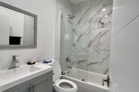 House in Miami, Florida 3 bedrooms, 193.98 sq.m. № 1874652 - photo 16