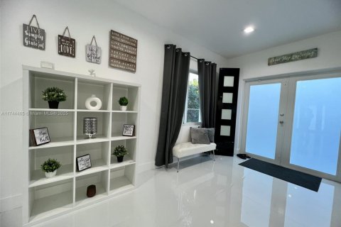 House in Miami, Florida 3 bedrooms, 193.98 sq.m. № 1874652 - photo 10