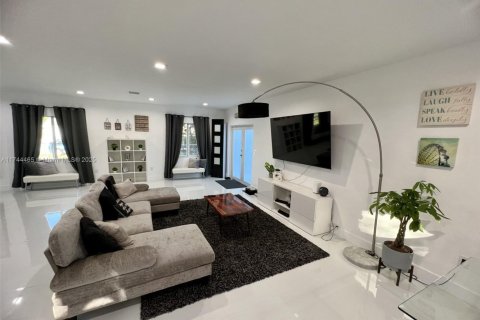 House in Miami, Florida 3 bedrooms, 193.98 sq.m. № 1874652 - photo 4