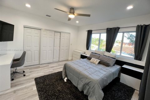 House in Miami, Florida 3 bedrooms, 193.98 sq.m. № 1874652 - photo 13