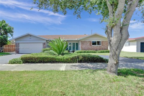 House in Fort Lauderdale, Florida 4 bedrooms № 1952900 - photo 2