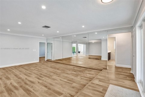 House in Fort Lauderdale, Florida 4 bedrooms № 1952900 - photo 11