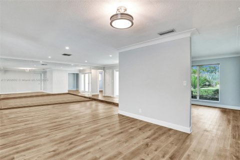 House in Fort Lauderdale, Florida 4 bedrooms № 1952900 - photo 10