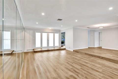 House in Fort Lauderdale, Florida 4 bedrooms № 1952900 - photo 3
