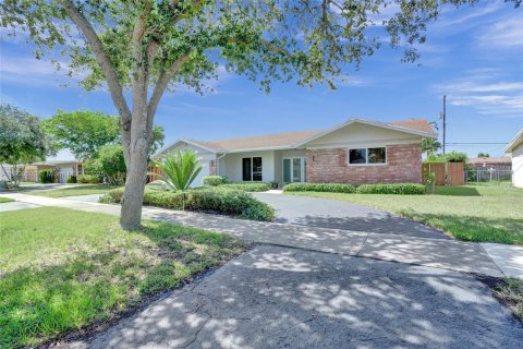 House in Fort Lauderdale, Florida 4 bedrooms № 1952900 - photo 1