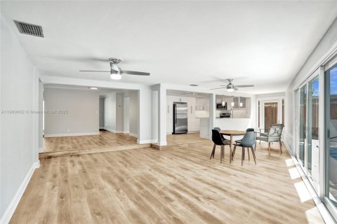 House in Fort Lauderdale, Florida 4 bedrooms № 1952900 - photo 15