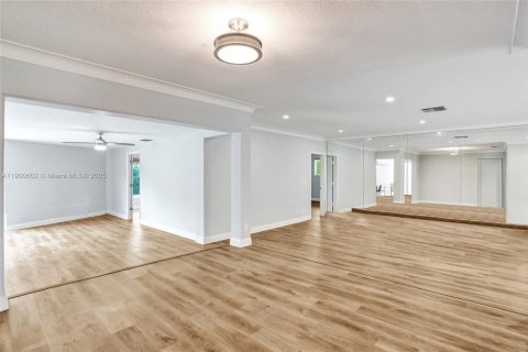House in Fort Lauderdale, Florida 4 bedrooms № 1952900 - photo 8
