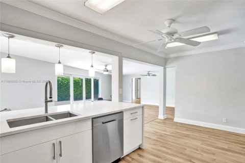 House in Fort Lauderdale, Florida 4 bedrooms № 1952900 - photo 19