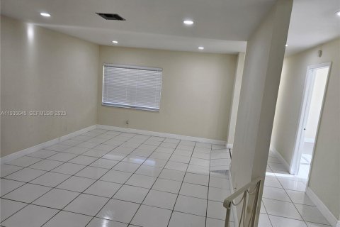 House in Coral Springs, Florida 2 bedrooms, 141.68 sq.m. № 1994065 - photo 4