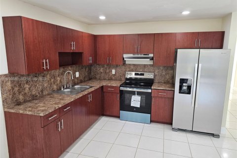 House in Coral Springs, Florida 2 bedrooms, 141.68 sq.m. № 1994065 - photo 6