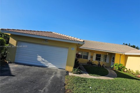 House in Coral Springs, Florida 2 bedrooms, 141.68 sq.m. № 1994065 - photo 1