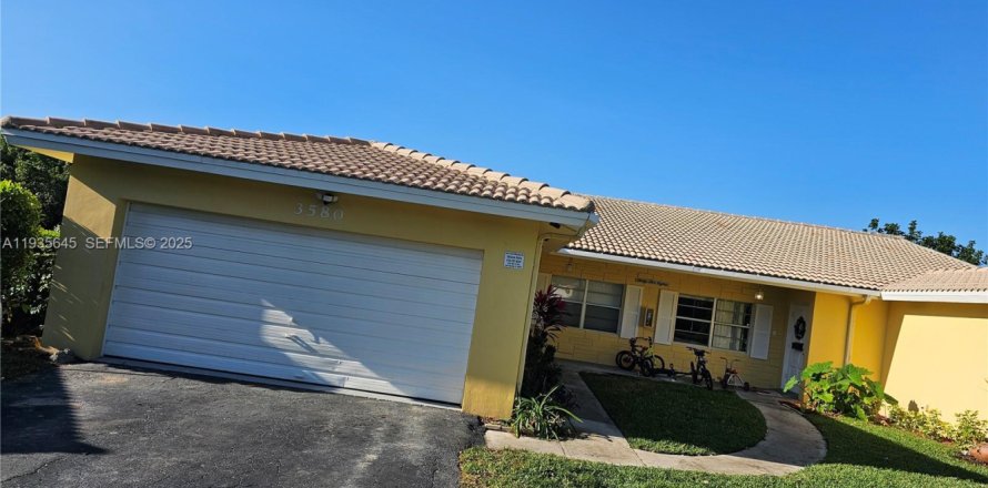 House in Coral Springs, Florida 2 bedrooms, 141.68 sq.m. № 1994065