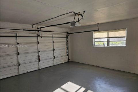 House in Coral Springs, Florida 2 bedrooms, 141.68 sq.m. № 1994065 - photo 25