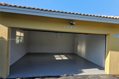 House in Coral Springs, Florida 2 bedrooms, 141.68 sq.m. № 1994065 - photo 24