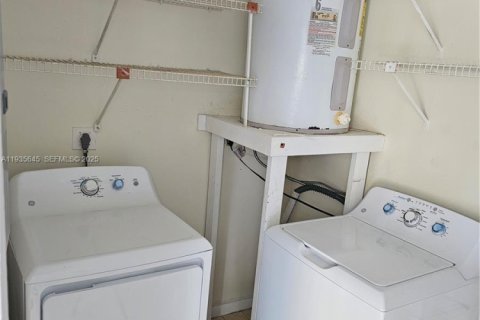 House in Coral Springs, Florida 2 bedrooms, 141.68 sq.m. № 1994065 - photo 19