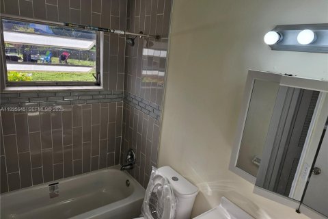 House in Coral Springs, Florida 2 bedrooms, 141.68 sq.m. № 1994065 - photo 18