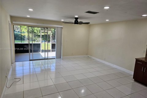 House in Coral Springs, Florida 2 bedrooms, 141.68 sq.m. № 1994065 - photo 28