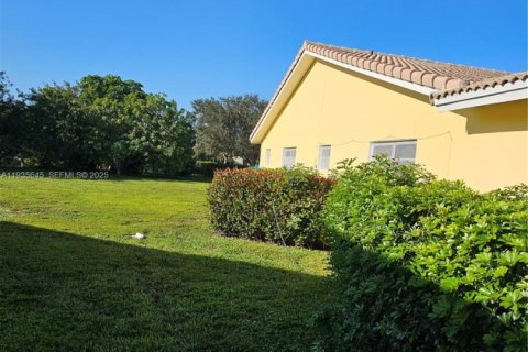 House in Coral Springs, Florida 2 bedrooms, 141.68 sq.m. № 1994065 - photo 29