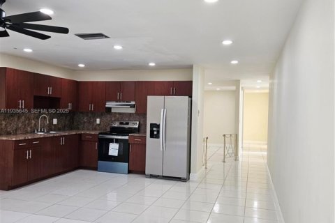 House in Coral Springs, Florida 2 bedrooms, 141.68 sq.m. № 1994065 - photo 7