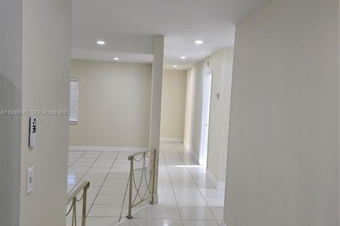 House in Coral Springs, Florida 2 bedrooms, 141.68 sq.m. № 1994065 - photo 2