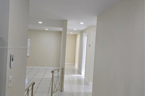 House in Coral Springs, Florida 2 bedrooms, 141.68 sq.m. № 1994065 - photo 3