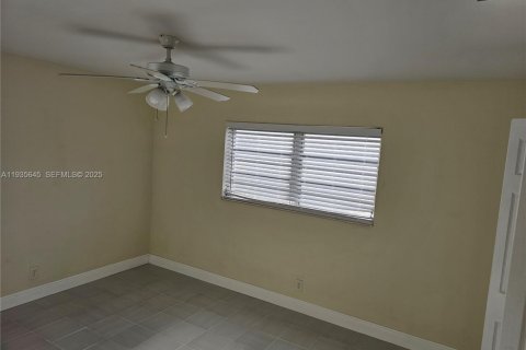 House in Coral Springs, Florida 2 bedrooms, 141.68 sq.m. № 1994065 - photo 16