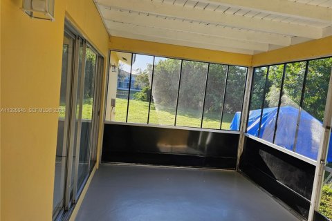 House in Coral Springs, Florida 2 bedrooms, 141.68 sq.m. № 1994065 - photo 23