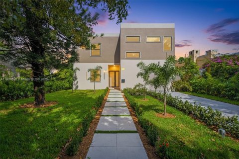 Купить виллу или дом в Майами, Флорида 5 спален, 268.21м2, № 1955873 - фото 1