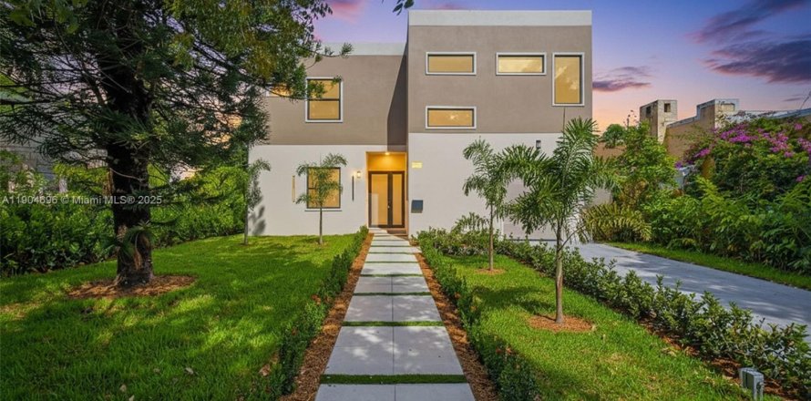 Дом в Майами, Флорида 5 спален, 268.21м2 № 1955873