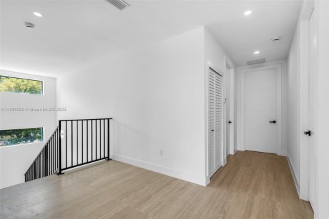 Купить виллу или дом в Майами, Флорида 5 спален, 268.21м2, № 1955873 - фото 12