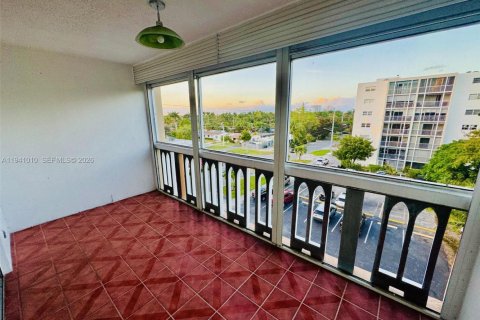 Condominio en alquiler en Hallandale Beach, Florida, 2 dormitorios, 101.45 m2 № 1998084 - foto 16