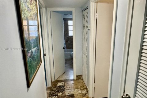 Condominio en alquiler en Hallandale Beach, Florida, 2 dormitorios, 101.45 m2 № 1998084 - foto 28