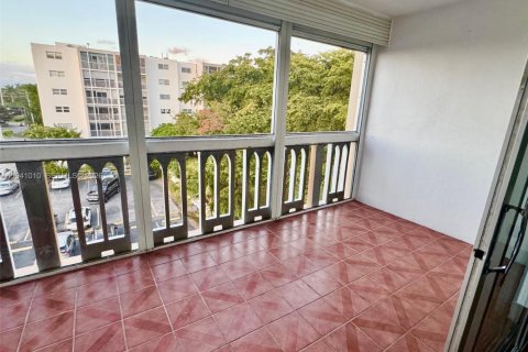 Condominio en alquiler en Hallandale Beach, Florida, 2 dormitorios, 101.45 m2 № 1998084 - foto 17
