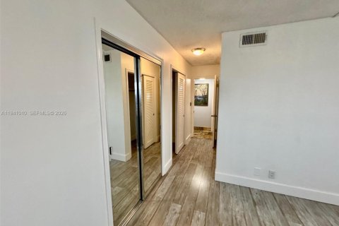 Condominio en alquiler en Hallandale Beach, Florida, 2 dormitorios, 101.45 m2 № 1998084 - foto 25