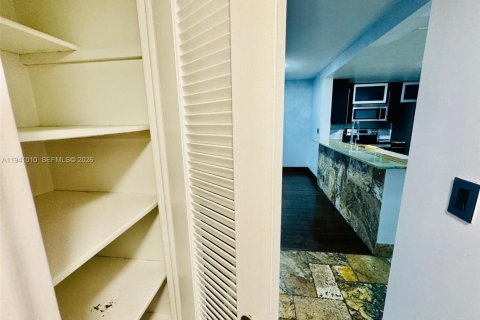 Condominio en alquiler en Hallandale Beach, Florida, 2 dormitorios, 101.45 m2 № 1998084 - foto 27