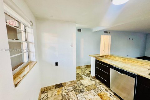 Condominio en alquiler en Hallandale Beach, Florida, 2 dormitorios, 101.45 m2 № 1998084 - foto 12