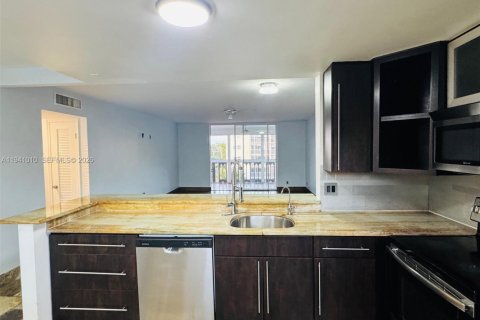 Condominio en alquiler en Hallandale Beach, Florida, 2 dormitorios, 101.45 m2 № 1998084 - foto 2