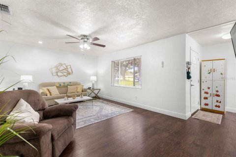 House in Orlando, Florida 4 bedrooms, 193.61 sq.m. № 2234854 - photo 11