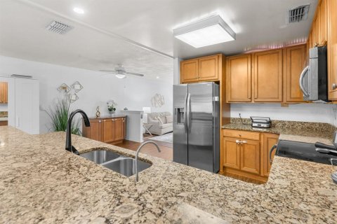House in Orlando, Florida 4 bedrooms, 193.61 sq.m. № 2234854 - photo 2