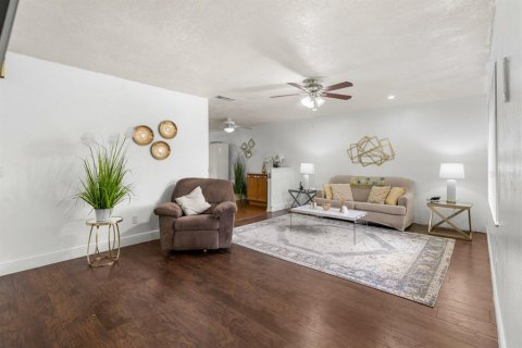 House in Orlando, Florida 4 bedrooms, 193.61 sq.m. № 2234854 - photo 12