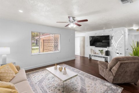 House in Orlando, Florida 4 bedrooms, 193.61 sq.m. № 2234854 - photo 10