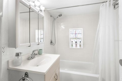 House in Orlando, Florida 4 bedrooms, 193.61 sq.m. № 2234854 - photo 25